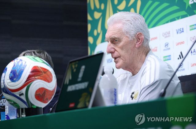 경기 전 기자회견 참석한 휴고 브로스 감독