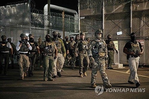 이민단속 현장의 ICE 요원들 