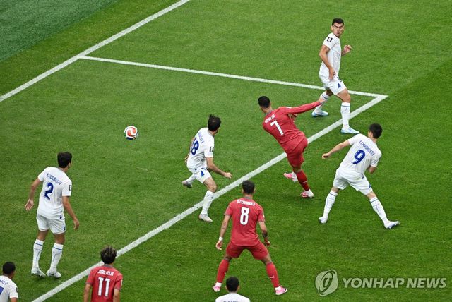 우즈베키스탄과의 경기에서 선제 결승 골 넣는 호날두