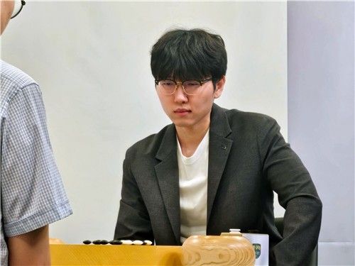 신진서 9단이 쏘팔코사놀 6연패 달성을 눈앞에 뒀다.