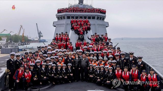 김정은, 구축함 최현호 해병들과 기념촬영