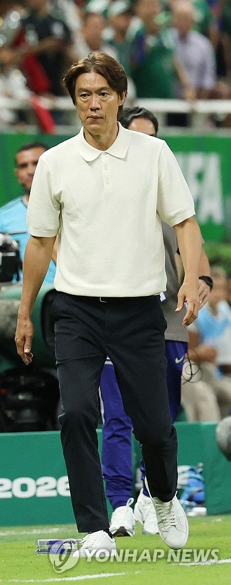 어두운 표정의 홍명보 감독
