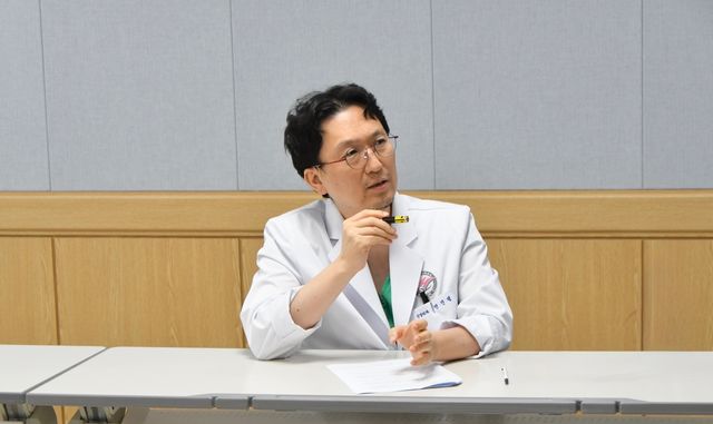 인터뷰하는 전진평 춘천성심병원 신경외과 교수