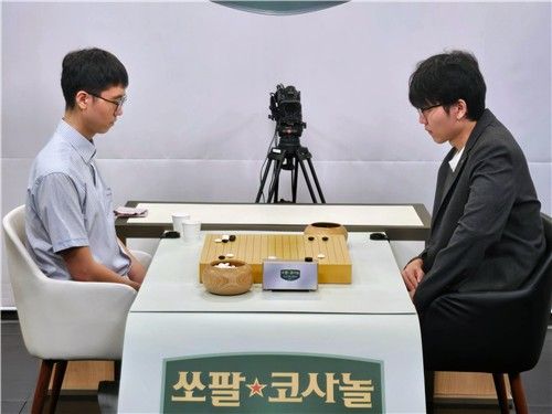 신진서(오른쪽) 9단이 쏘팔코사놀 도전 5번기 2국에서 승리했다.