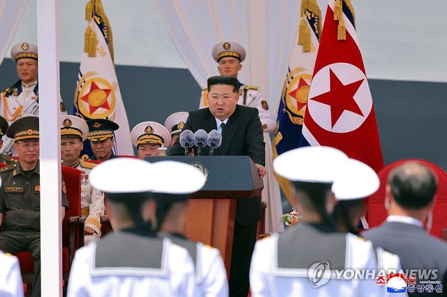 김정은, 5천t급 구축함 최현호 정식취역식 참석