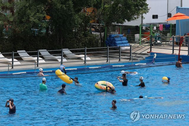 수영장에서 무더위 날려요