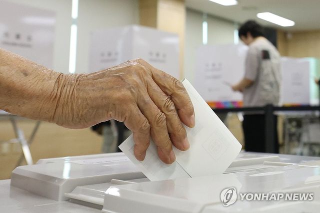 투표하는 노인