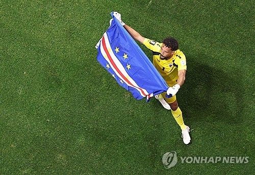 국기 흔드는 카보베르데의 베테랑 수문장 보지냐