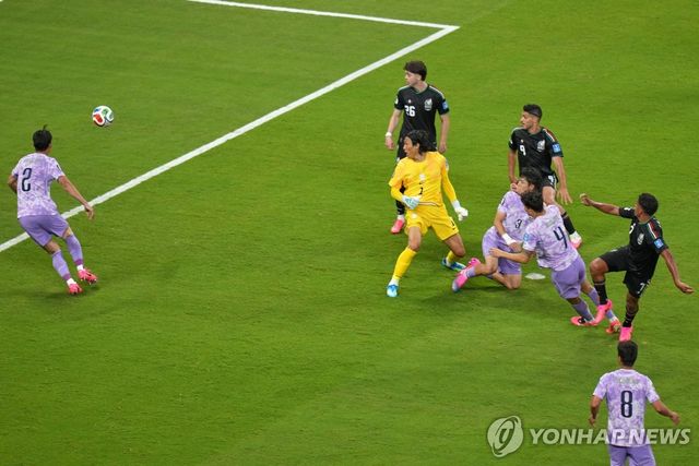 한국과의 경기에서 결승골 넣는 멕시코 로모