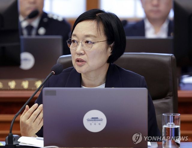 답변하는 한성숙 장관