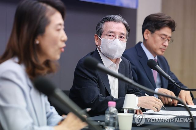 패널 질문 듣는 김용범 정책실장