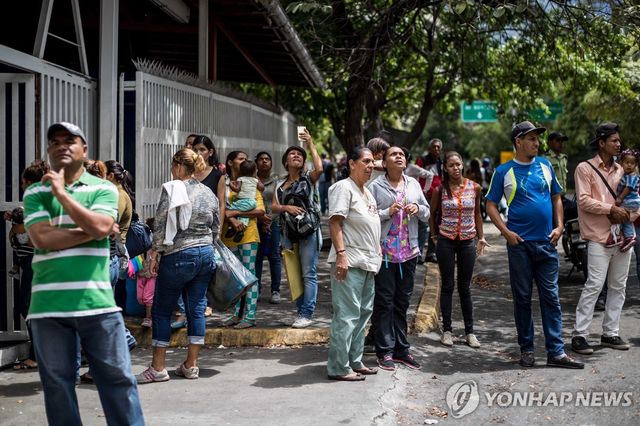 지난 2018년 베네수엘라 지진에 밖으로 대피한 시민들