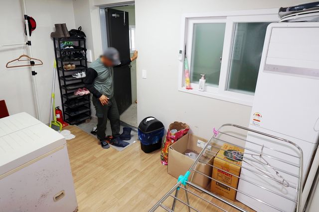 기숙사 밖으로 나가는 염전 노동자