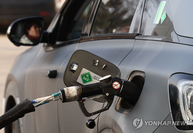 수소차 충전하는 모습