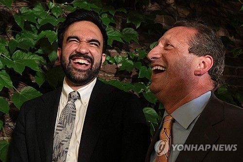23일(현지시간) 뉴욕 연방 하원의원 민주당 예비선거 후 개표 파티에 참석한 조란 맘다니 뉴욕시장(왼쪽)과 브래드 랜더 후보 [AFP=연합뉴스]