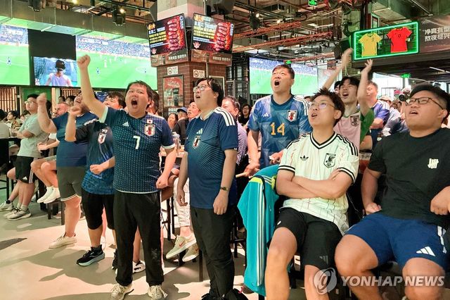 중국 상하이에서 일본 축구대표팀을 응원하는 중국인 축구 팬