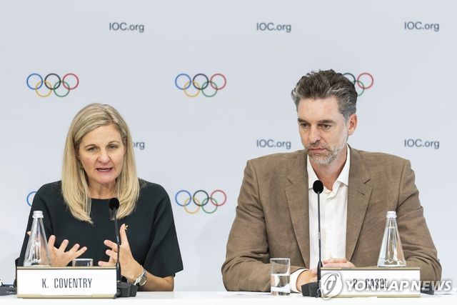 커스티 코번트리 IOC 위원장(왼쪽)과 파우 가솔 IOC 선수 위원장