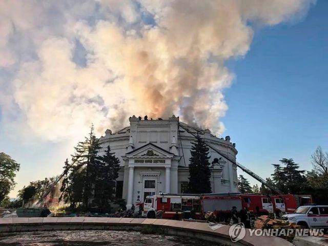 지난 10일(현지시간) 세바스토폴의 한 건물이 우크라이나 공습에 당한 모습. 