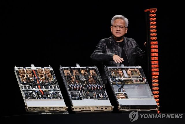 엔비디아의 최신 AI칩 제품을 설명하는 젠슨 황 최고경영자. 