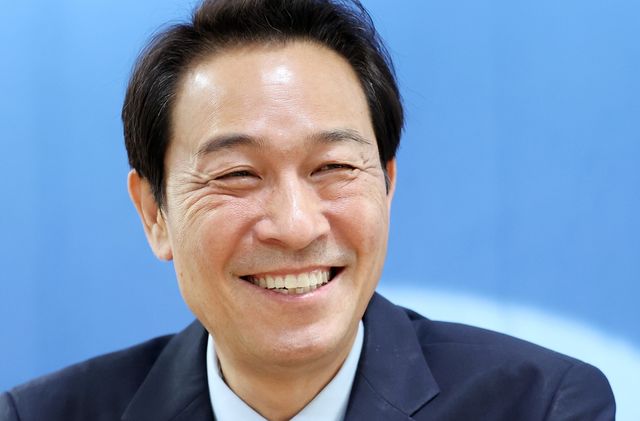 활짝 웃는 우상호 강원도지사 당선인