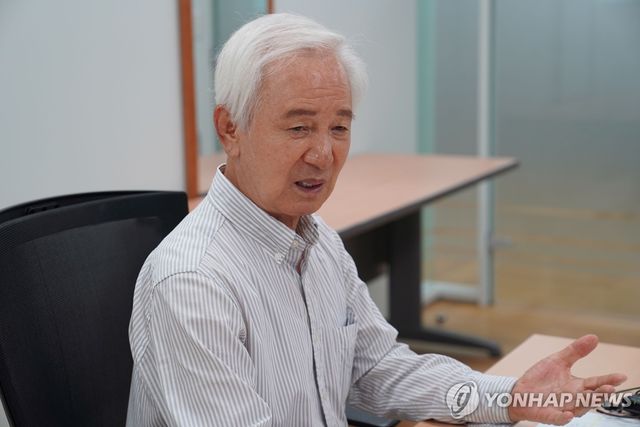 연합뉴스와 인터뷰 중인 김홍신 작가