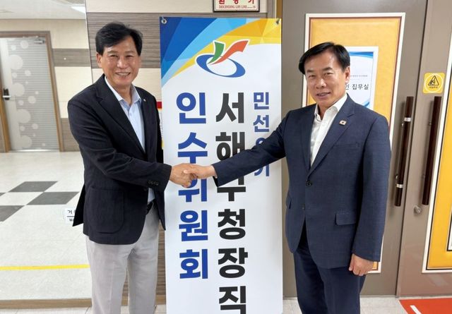 손 잡은 김진규(왼쪽) 검단구청장 당선인과 구재용 서구청장 당선인
