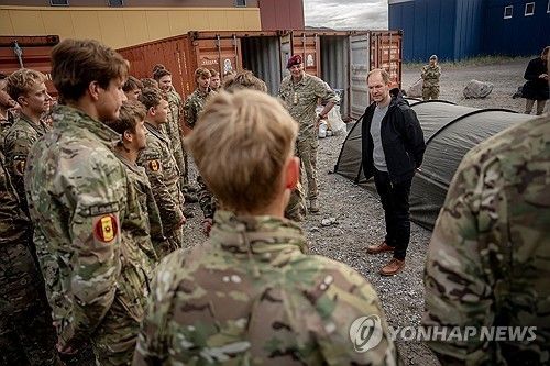 그린란드 캉게루수악을 방문해 병사들과 대화하는 예페 브루스 덴마크 국방장관 [Mads Claus Rasmussen/Ritzau Scanpix. AP 연합뉴스 자료사진. 재판매 및 DB 금지] 