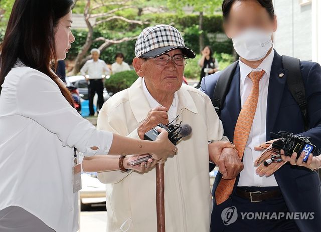 이만희 신천지 총회장 '질문엔 묵묵부답'