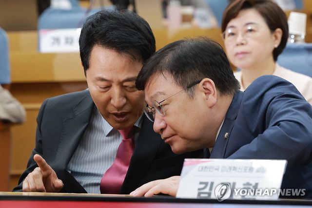 대화하는 오세훈 서울시장과 국민의힘 정점식 원내대표