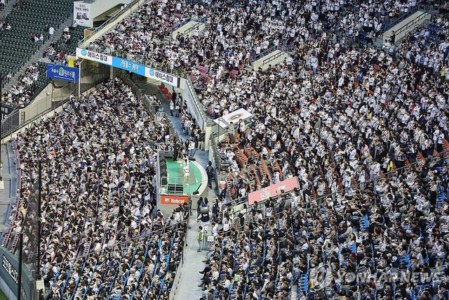 프로야구 역대 최소경기로 관중 400만 돌파…북적이는 잠실