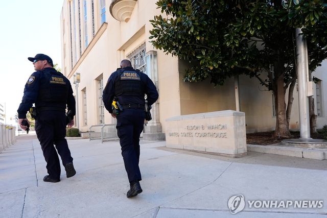 텍사스 포트워스 소재 법원 앞을 지나는 경찰관들