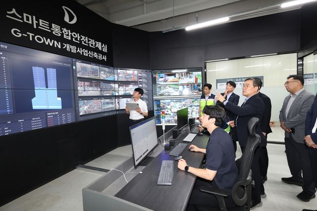 김보현 대우건설 대표이사가 과천 G-TOWN 개발사업 신축공사 현장에서 열린 안전보건 소통 간담회에 참석해 AI 기반 CCTV 스마트 통합안전관제실을 둘러보고 있다.[대우건설 제공. 재판매 및 DB 금지]