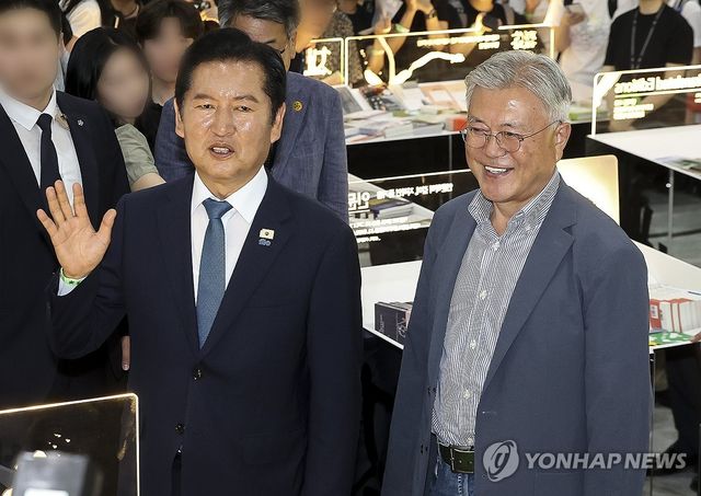 시민들에게 인사하는 문재인 전 대통령과 정청래