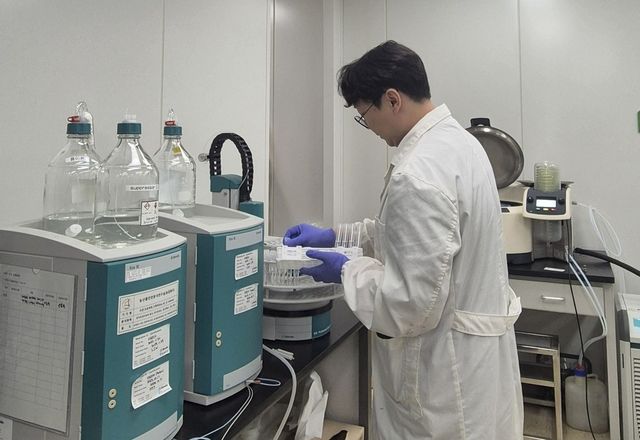 농업용 지하수 시료 분석하는 연구원