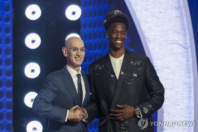 NBA 드래프트에서 1순위 지명을 받은 AJ 디반사(오른쪽)