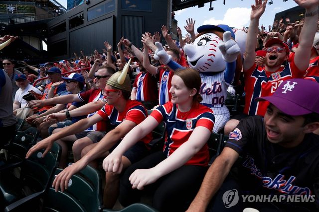 야구장에서도 노 젓기 세리머니를 펼치는 노르웨이 축구 팬