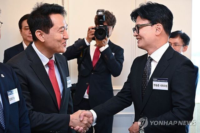 인사 나누는 오세훈 서울시장과 무소속 한동훈 의원