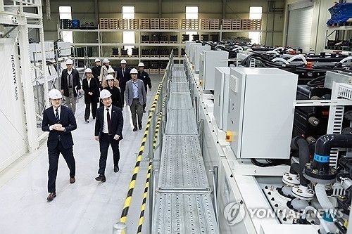 이호현 기후에너지환경부 2차관이 지난 3월 9일 충남 계룡시 에이치투 계룡사업장을 찾아 비리튬 에너지저장장치(ESS) 생산 시설을 살펴보고 있다. [기후에너지환경부 제공. 재판매 및 DB 금지]