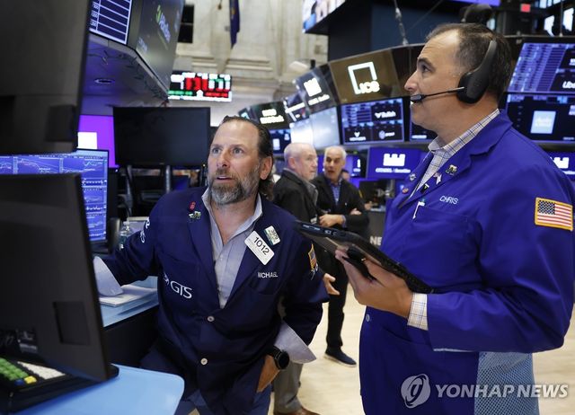 24일(현지시간) 뉴욕증권거래소(NYSE) 트레이더들