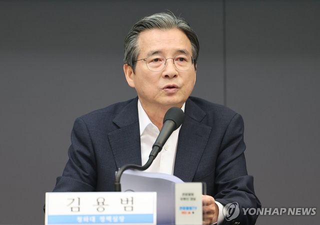 발언하는 김용범 정책실장