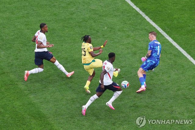 잉글랜드 골키퍼 조던 필퍼드(오른쪽)와 가나 프린스 아두(25번)의 충돌 직전.