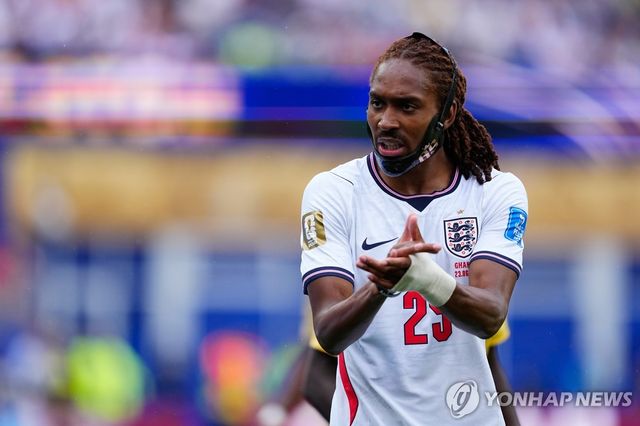 안면 보호대를 착용하고 24일 경기에 나선 잉글랜드 제드 스펜스