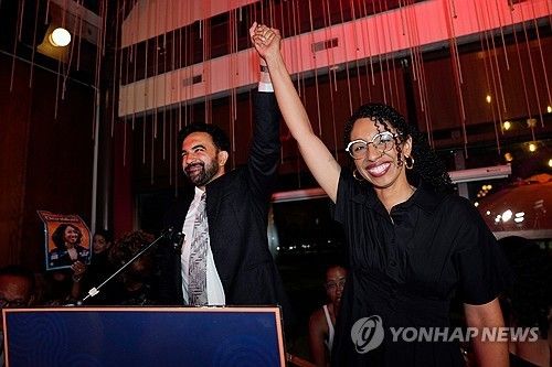 23일(현지시간) 승리 확정 후 기뻐하는 다리아리자 아빌라 슈발리에 후보(오른쪽)와 맘다니 시장 [AP=연합뉴스]