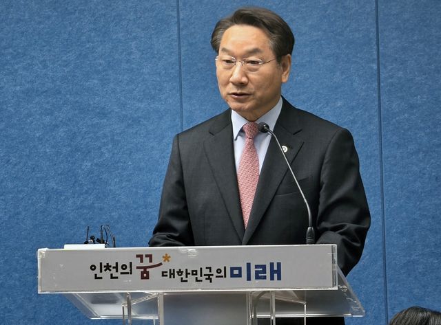 기자회견하는 유정복 인천시장