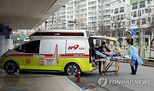 지역병원 응급의료센터로 이동하는 환자와 119구급대 모습 [연합뉴스 자료사진]