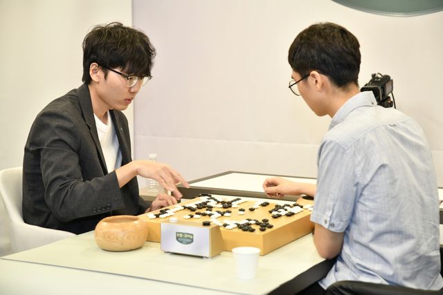 대국 후 복기하는 신진서와 변상일