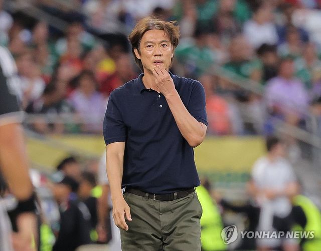 경기 지켜보는 홍명보 감독