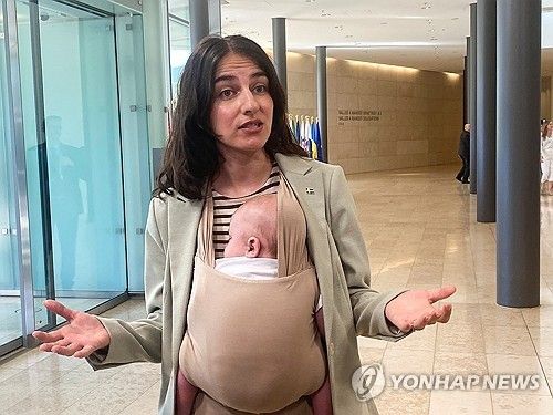 25일 룩셈부르크에서 열린 EU 회의에 생후 3개월 아들을 데려온 로미나 포우르목타리 스웨덴 기후환경부 장관 [로이터=연합뉴스. 재판매 및 DB 금지] 