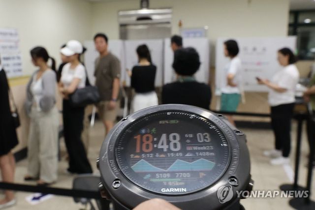투표 용지 부족…6시 지나서도 투표