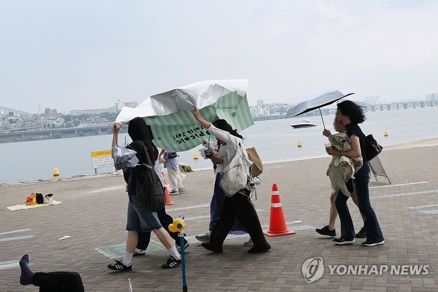 서울 서초구 반포한강공원 인근에 소나기가 내리고 있다. [연합뉴스 자료사진]